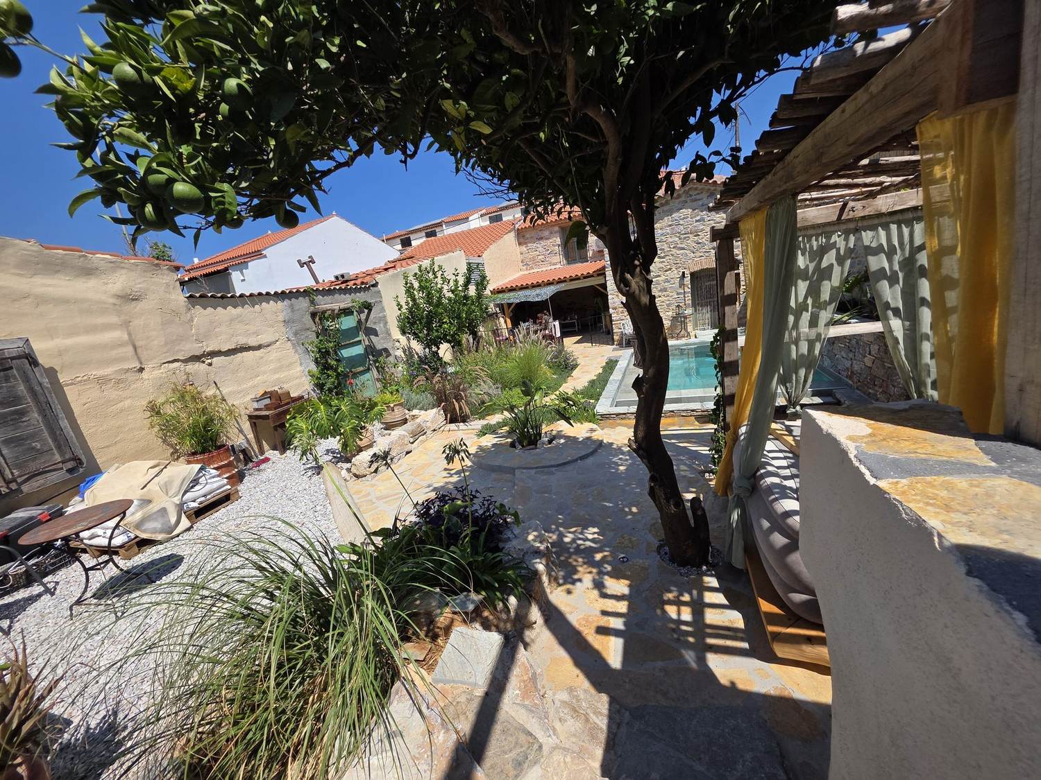 Courtyard with a lemon tree in Kokkari