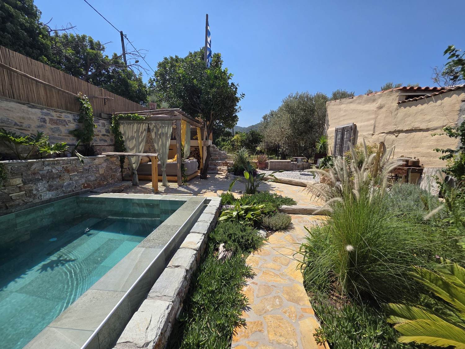 The pool, the garden and the outbuilding seen together